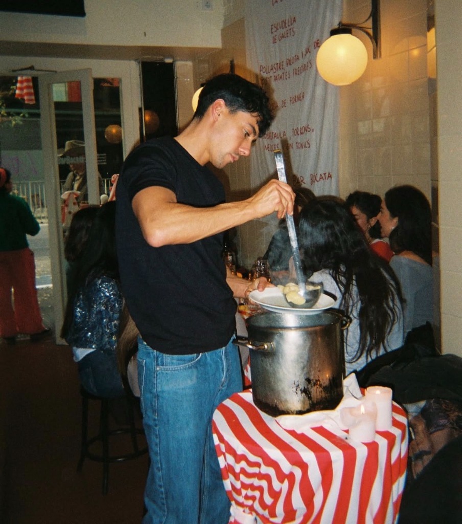 Taula parada amb menjar i beguda